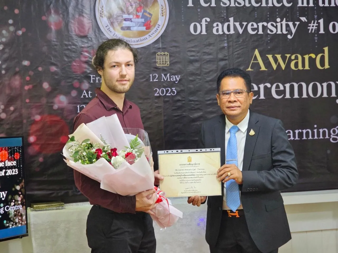 Dan holding his teaching award certificate